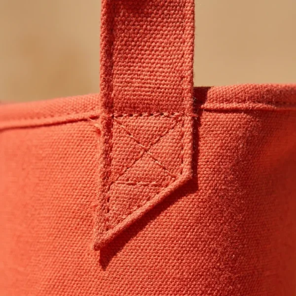 Double Carrier, close-up