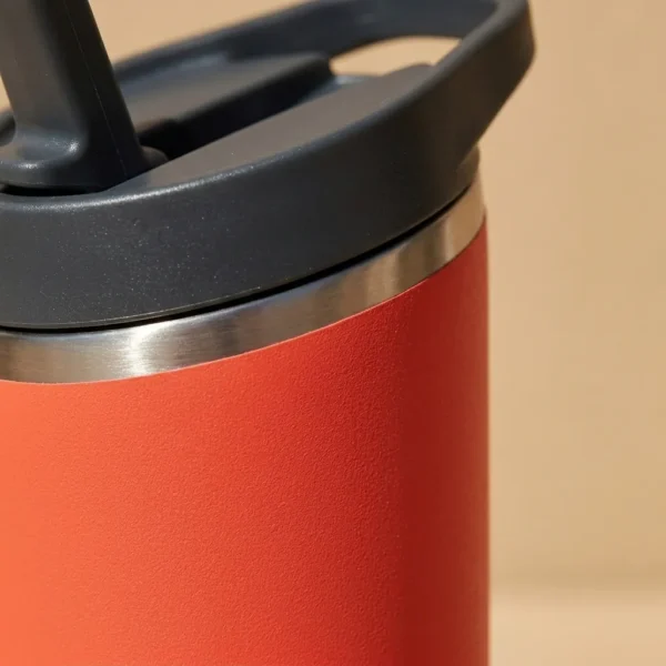Tilt Flip 20 oz, close-up