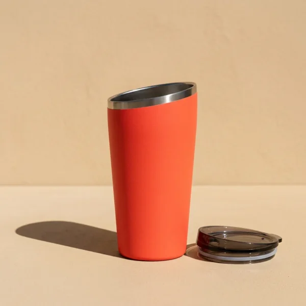 Tilt Pint 20 oz, studio photo in midday sun