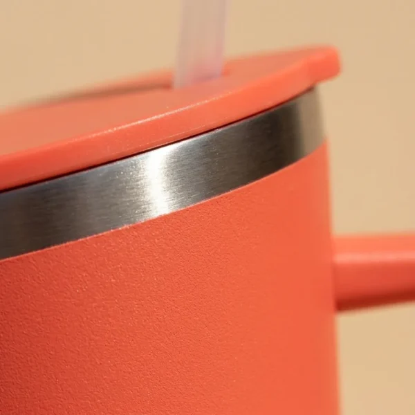 Tilt Quencher 30 oz, close-up