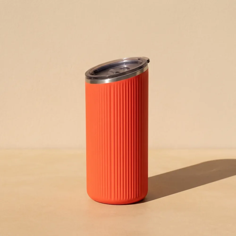 Tilt Ribbed 16 oz, studio photo in midday sun