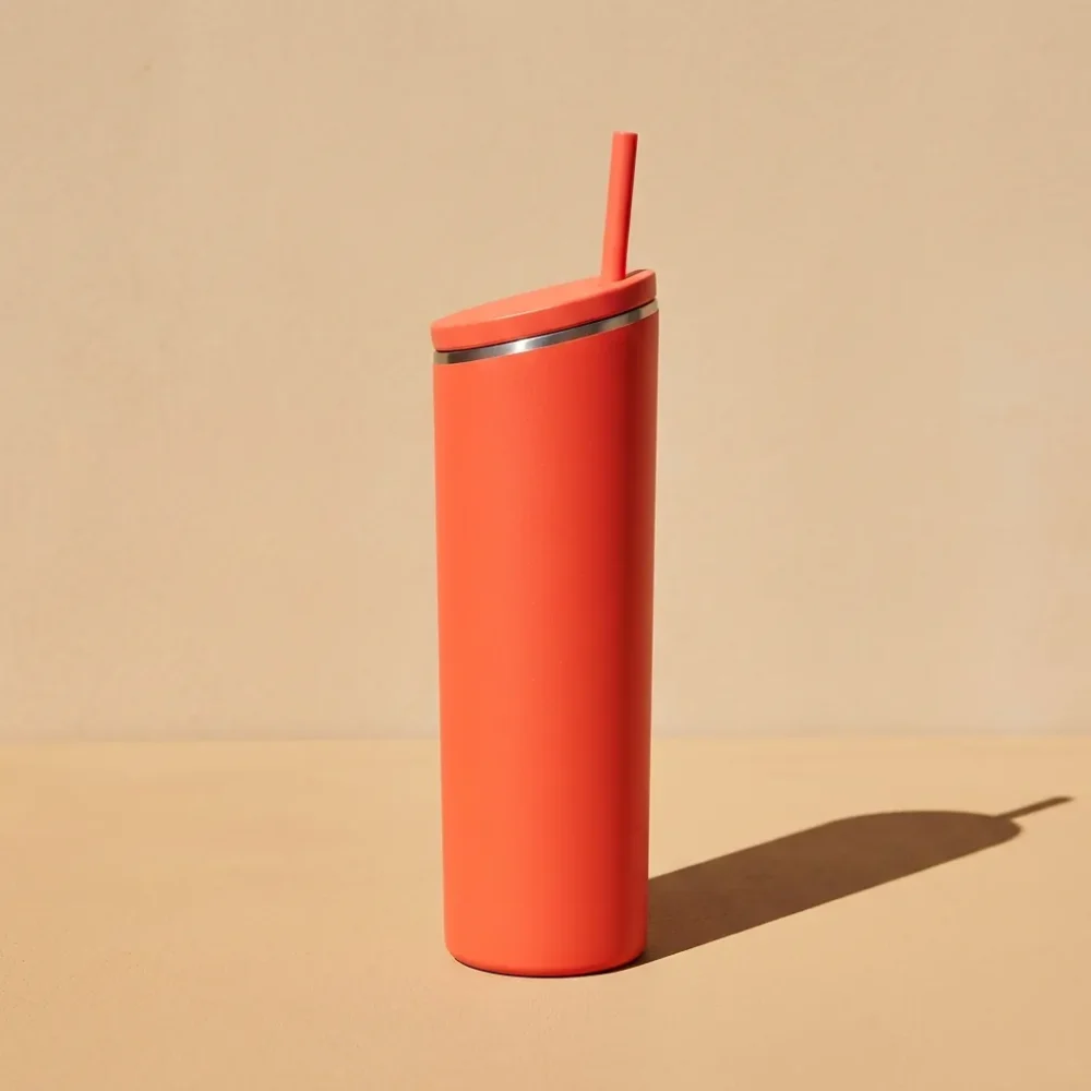 Tilt Slim 20 oz, studio photo in midday sun